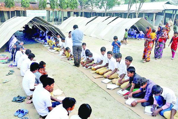 খোলা আকাশের নিচে ক্লাস অজ্ঞাতদের নামে মামলা