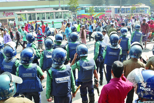 গুলিস্তানে উচ্ছেদ অভিযানে আবারও হকারদের বাধা