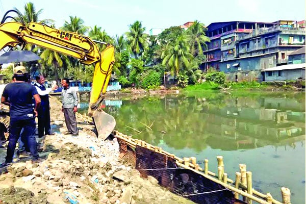 পুকুর ভরাট করে নগর উন্নয়ন!