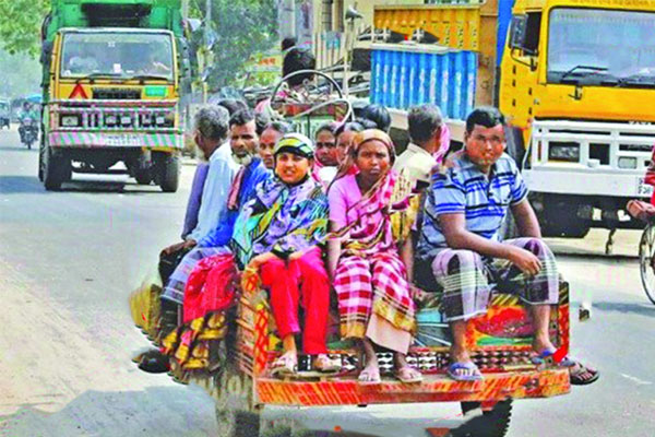 ভয়ঙ্কর ভটভটিতে বিপজ্জনক যাত্রা