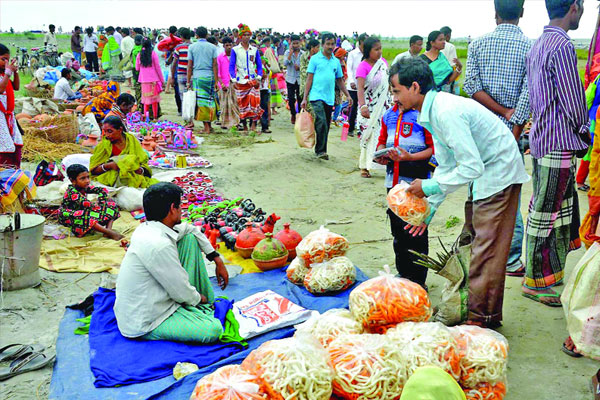 লাখো মানুষের স্নানোৎসব