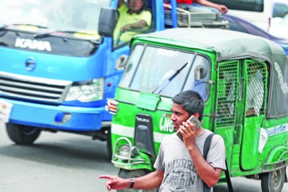 অসাবধানতা ডেকে আনছে মৃত্যু