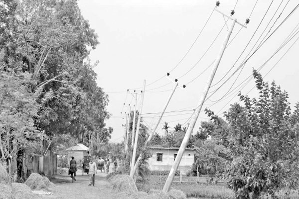 ১ মাস হেলে আছে ৩৩ হাজার কেভি বিদ্যুতের খুঁটি