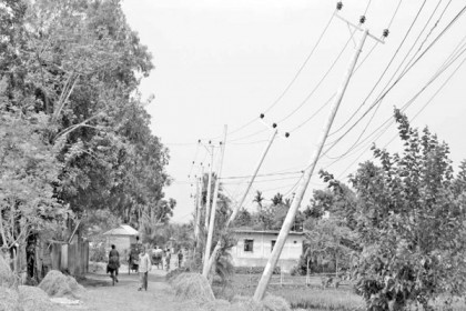 ১ মাস হেলে আছে ৩৩ হাজার কেভি বিদ্যুতের খুঁটি