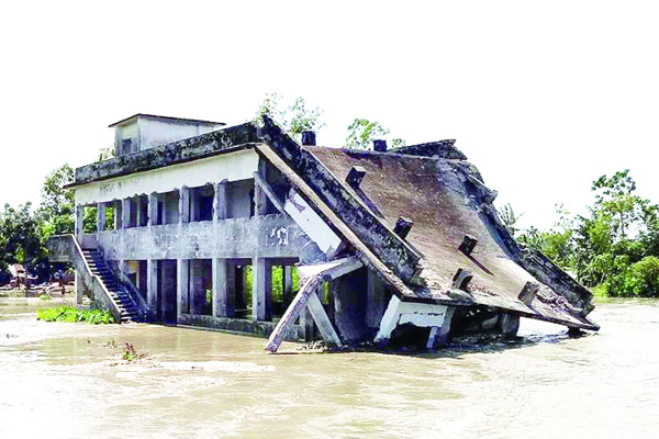 পানি কমলেও কমেনি দুর্ভোগ