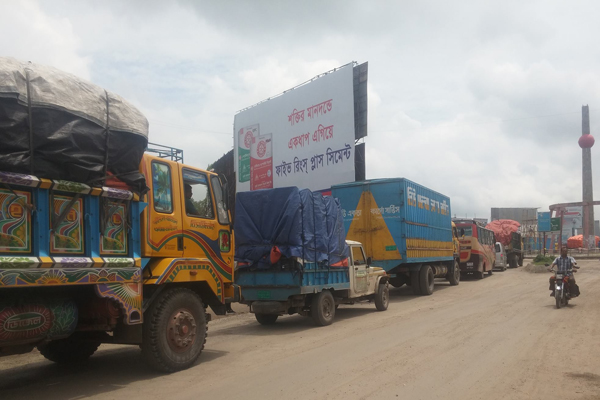 মহাসড়কে খানা-খন্দ, বঙ্গবন্ধু সেতু পশ্চিম সংযোগ সড়কে তীব্র যানজট