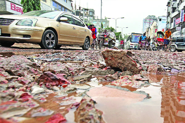 বৃষ্টিতে বেহাল রাজধানীর রাস্তা