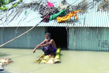 নদী বাঁধ ভেঙে ব্যাপক ক্ষয়ক্ষতি