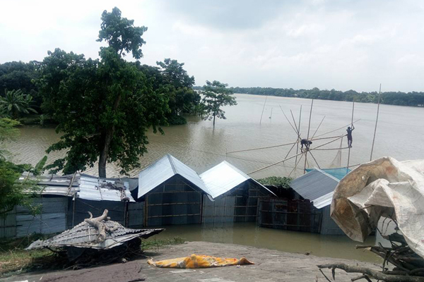 চাঁপাইনবাবগঞ্জে মহানন্দার পানি বিপদসীমার ওপর, নিম্নাঞ্চল প্লাবিত 