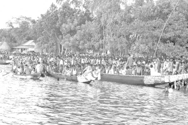 মৃগি নদীতে নৌকাবাইচ হাজারো মানুষের ভিড়