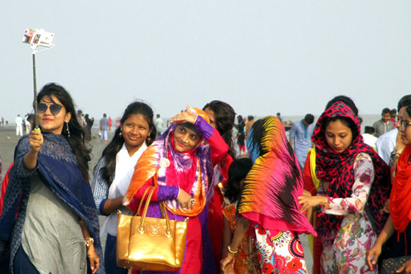 পর্যটকে মুখরিত কুয়াকাটা 