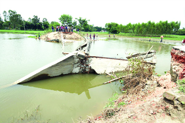 
ঘুরে দাঁড়ানোর লড়াই বন্যাদুর্গত এলাকায়