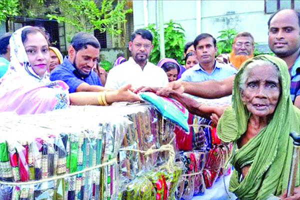 ৪০০ দুস্থ নারীদের মধ্যে কাপড় বিতরণ