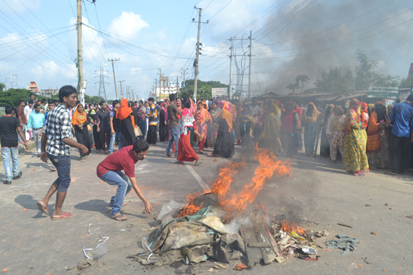 বকেয়া বেতনের দাবিতে সিদ্ধিরগঞ্জে পোশাক শ্রমিকদের বিক্ষোভ, আহত ১৫