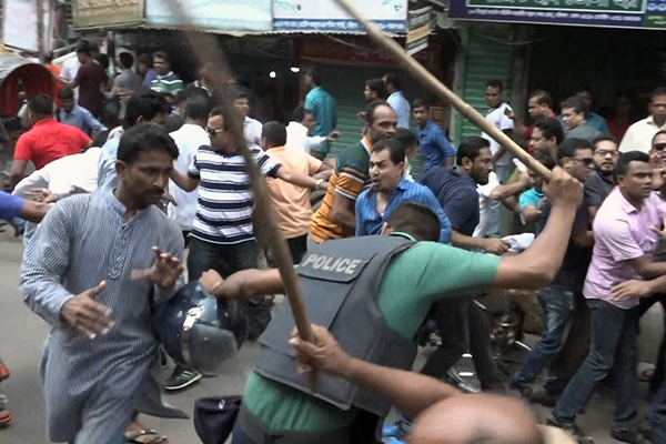 বরিশালে পুলিশ-বিএনপি সংঘর্ষে রণক্ষেত্র, আহত ১৫ 
