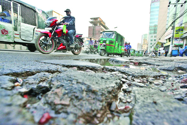 রাজধানীর বিপর্যস্ত সড়কে দুর্ভোগ