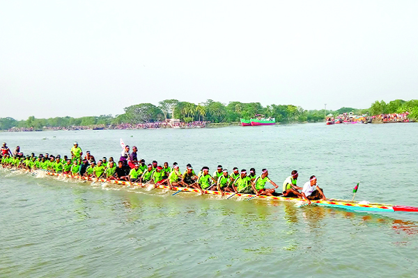 হেঁইও রবে জমজমাট নৌকাবাইচ