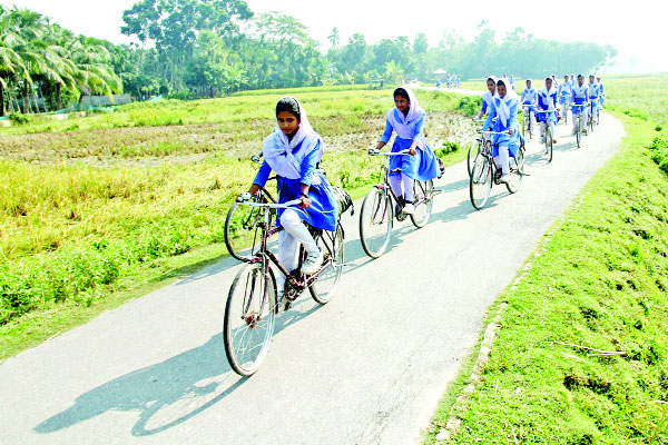 সাইকেল চালিয়ে মেয়েরা এখন শিক্ষার অগ্রদূত


