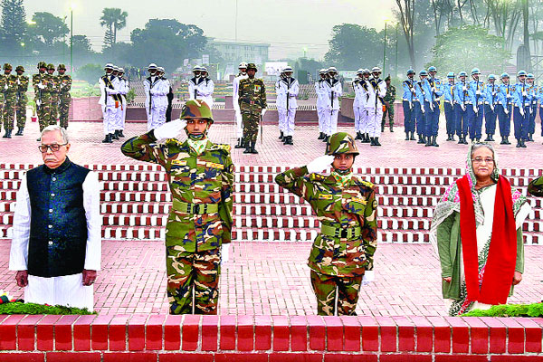 শহীদদের প্রতি ফুল দিয়ে শ্রদ্ধা