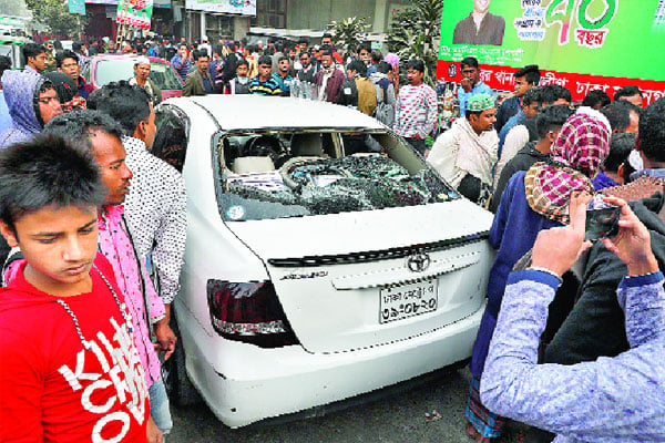 স্কলাস্টিকা ছাত্রকে মারধর, গাড়ি ভাঙচুর