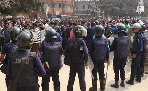 ঠাকুরগাঁওয়ে পুলিশের বাধায় বিএনপি’র স্বারকলিপি প্রদান