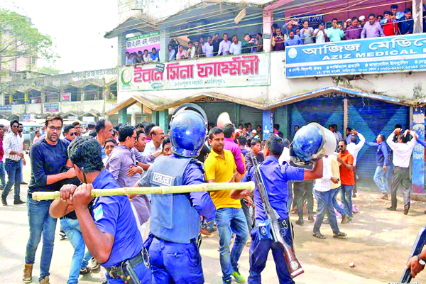 বিএনপির মিছিলে লাঠিপেটা, বাধা