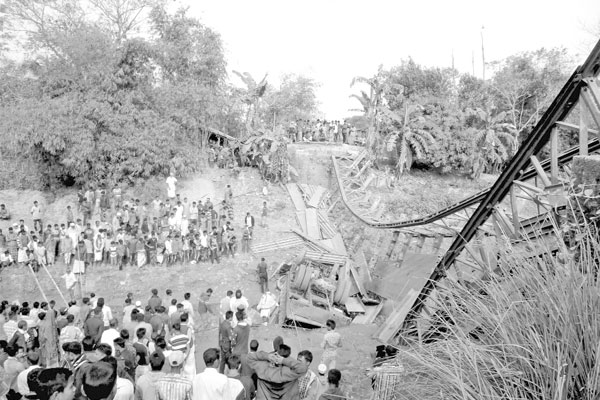 সুনামগঞ্জে ব্রিজ ভেঙে ট্রাক খাদে, নিহত ২

