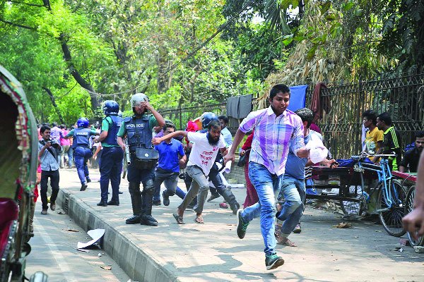 লাঠিপেটায় কোটা সংস্কার কর্মসূচি পণ্ড