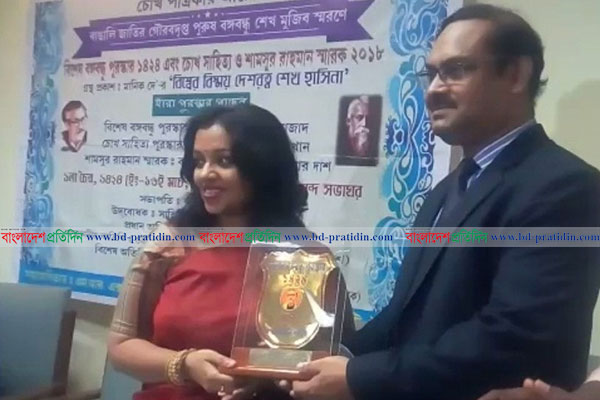 কলকাতায় বঙ্গবন্ধু পুরস্কার পেলেন মৌলি আজাদ