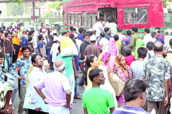 তীব্র যানবাহন সংকট ভোগান্তিতে যাত্রীরা