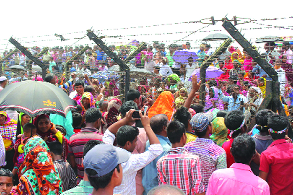 কাঁটাতারের দুই পাড়ে নববর্ষের মিলনমেলা