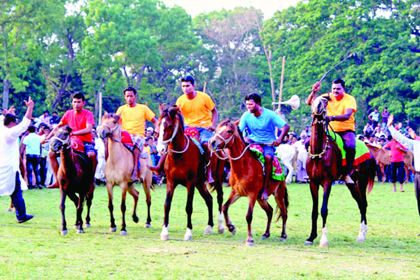 ঘোড়দৌড়ে আনন্দে মাতোয়ারা