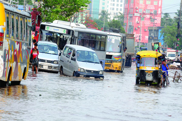 আধা ঘণ্টার বৃষ্টিতে জলাবদ্ধ চট্টগ্রাম নগরী