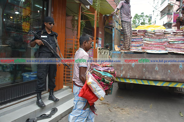 চট্টগ্রামে দেড় কোটি টাকার বিদেশি কাপড় জব্দ