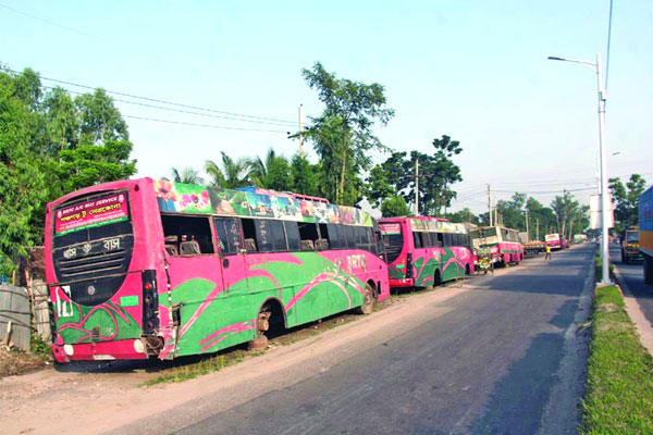 সড়কের পাশেই নষ্ট হচ্ছে বিআরটিসির ১৭ বাস