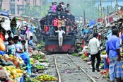 রেললাইনে মৃত্যুফাঁদে বসবাস