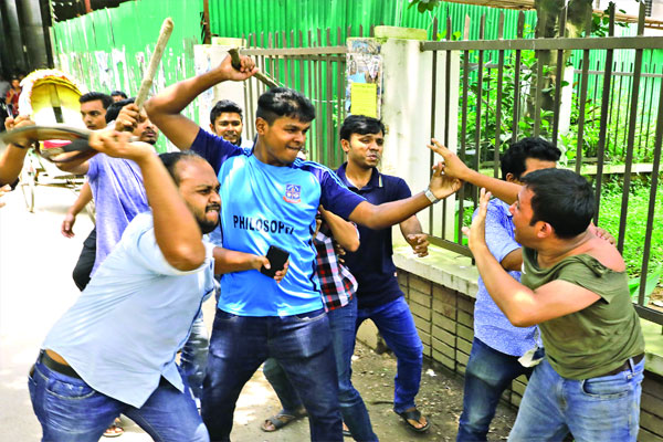 আন্দোলনকারীদের ওপর ছাত্রলীগের হামলা