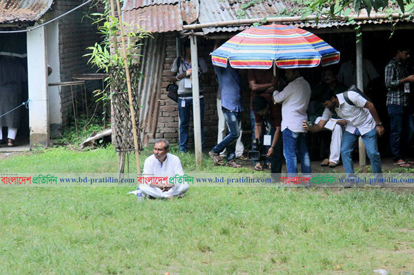 মাঠে বসে বৃষ্টিতে ভিজেই বুলবুলের প্রতিবাদ
