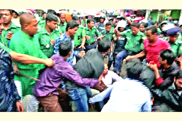 বিএনপির কর্মসূচিতে পুলিশের হামলা