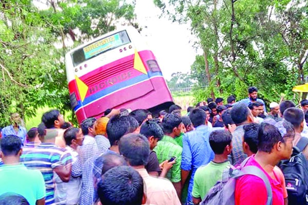 নাটোরের ঘটনায় চালক সহকারীসহ সাতজনকে আসামি করে মামলা