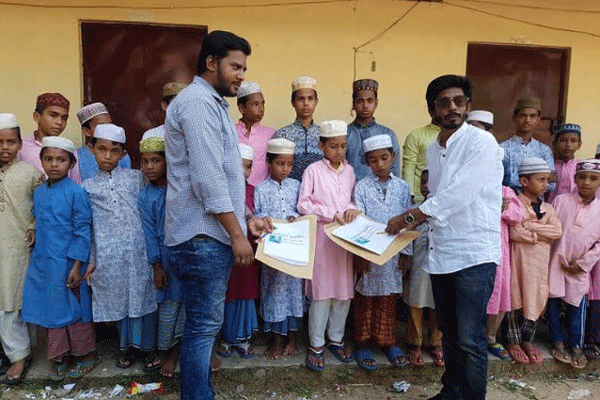 চবিতে এতিমদের মাঝে ছাত্রলীগের শিক্ষা উপকরণ বিতরণ