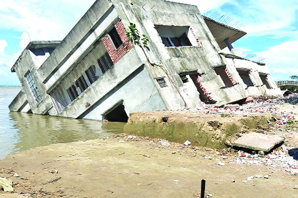 ভাঙনে নিমিষেই তলিয়ে গেল তিন ভবন