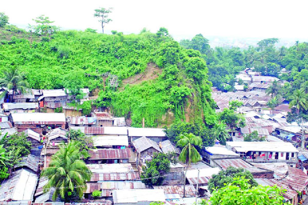 ঝুঁকিপূর্ণ পাহাড়ে ৬০০ ঘর