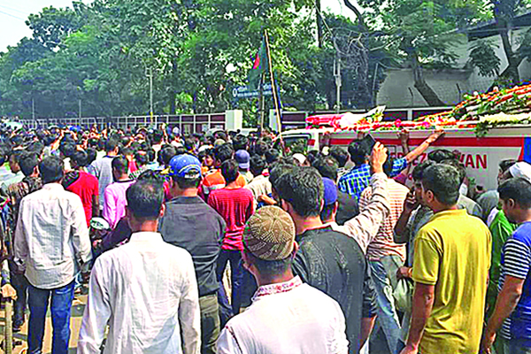 আইয়ুব বাচ্চুর মরদেহ বহনকারী গাড়িতে ভক্তদের জাতীয় পতাকা