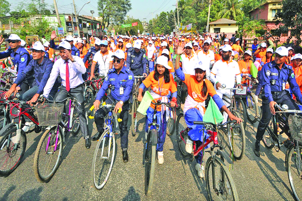 বগুড়ায় ছাত্রীদের নিয়ে সাইকেল র‌্যালি