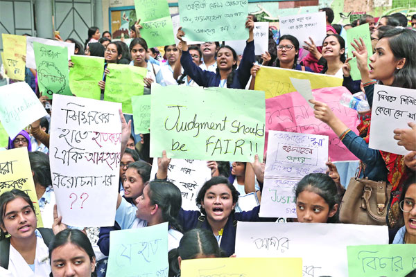 ভিকারুননিসায় এবার শিক্ষিকার মুক্তির দাবিতে বিক্ষোভ