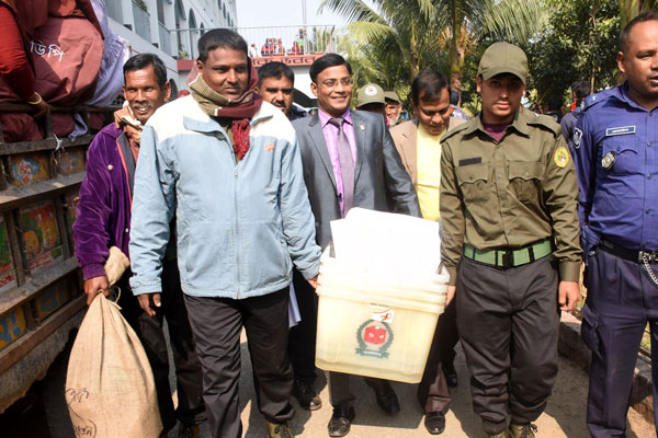 বগুড়ায় কেন্দ্রে কেন্দ্রে পাঠানো হয়েছে নির্বাচনী সামগ্রী

