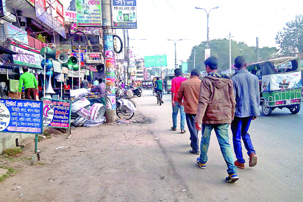 ব্যবসায়ীদের দখলে ফুটপাথ