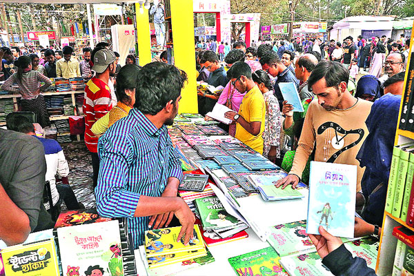 তিল ধারণের ঠাঁই নেই