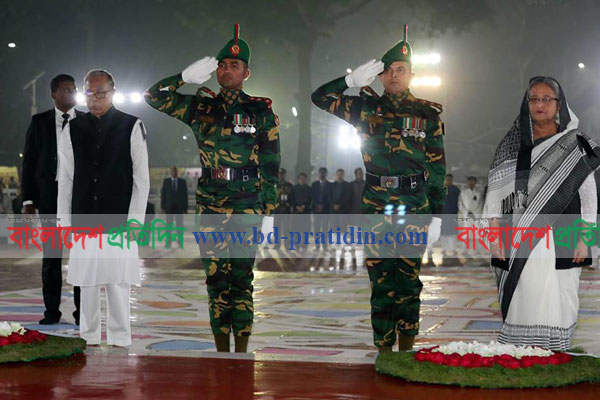 একুশের প্রথম প্রহরে ভাষা শহীদদের প্রতি রাষ্ট্রপতি ও প্রধানমন্ত্রীর শ্রদ্ধা